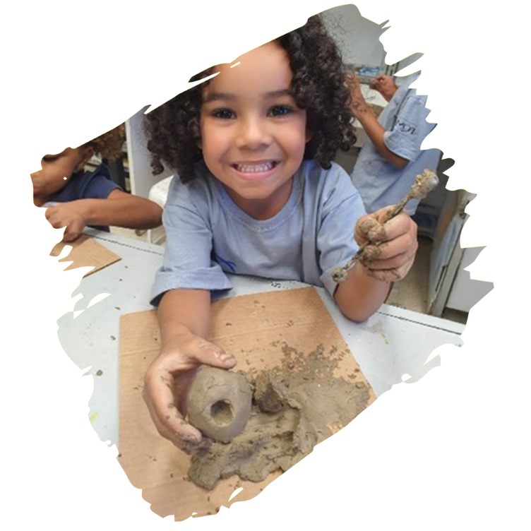 Criança fazendo arte